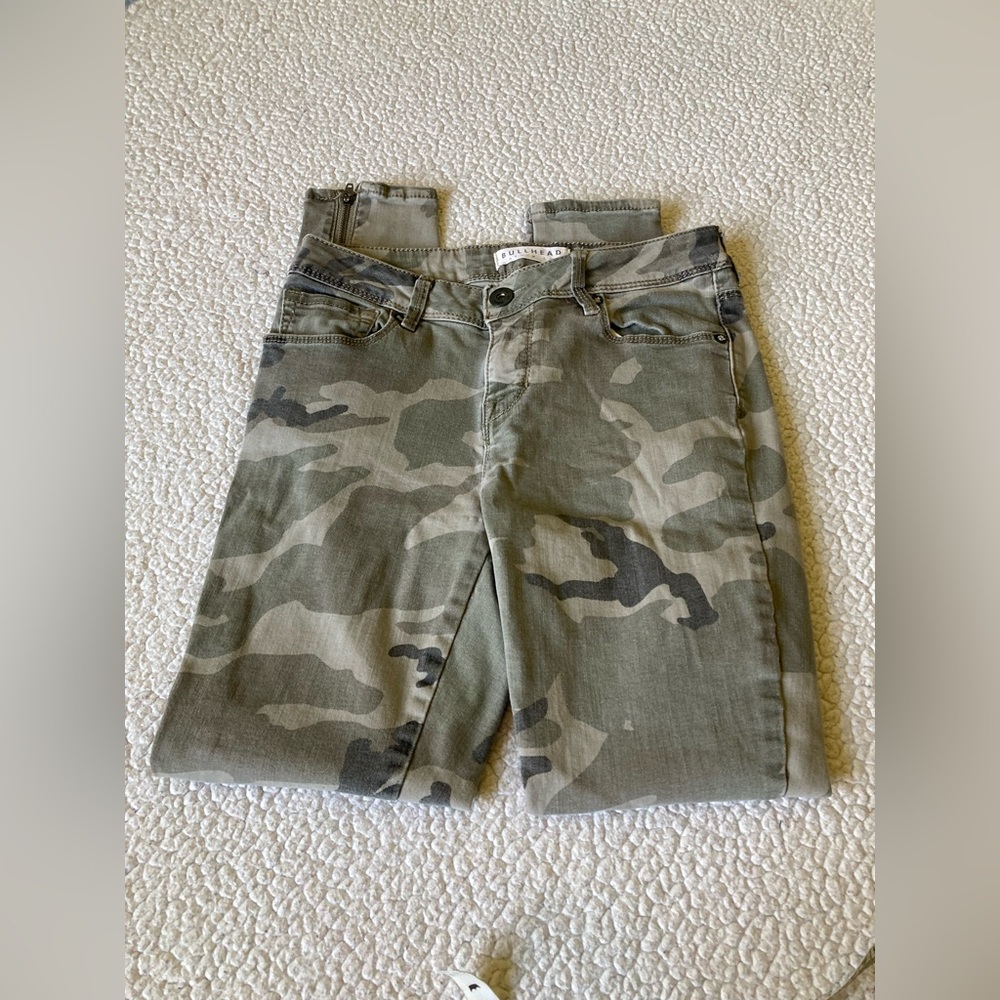 Bullhead brand, size 7 skinniest, camo denim with bottom side zippers, comfy